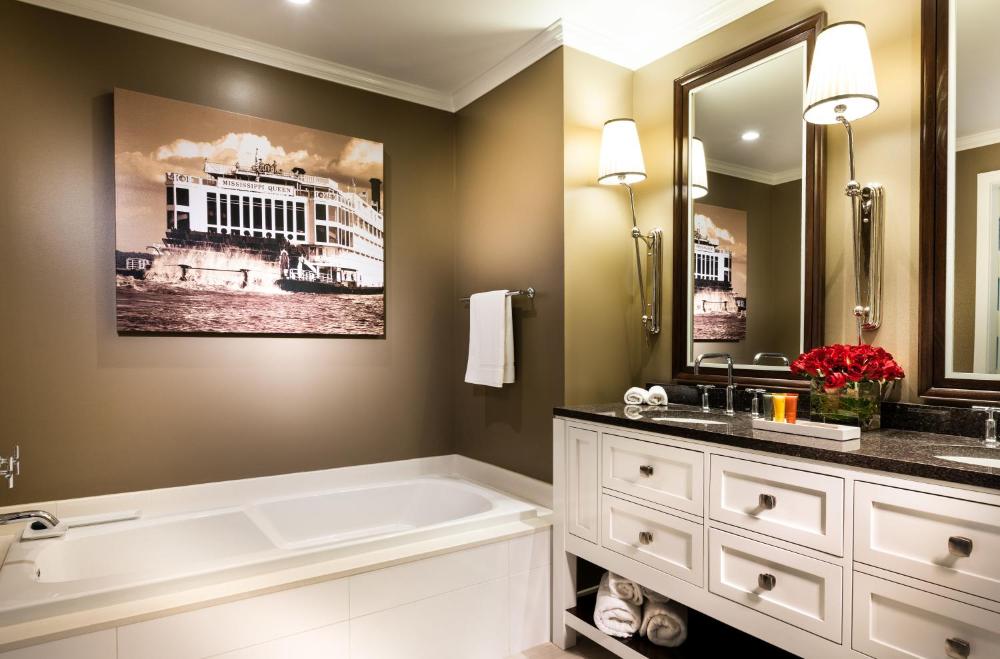 Deluxe King Room interior